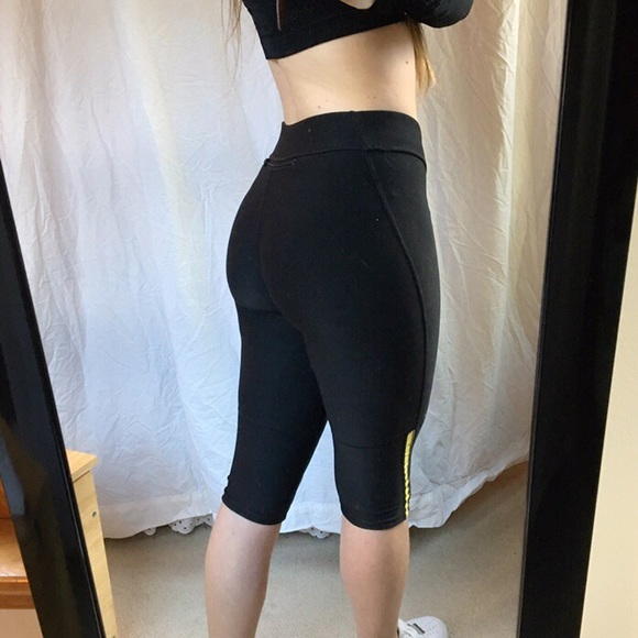 ❌SOLD❌ Nike Livestrong Capri Workout Pants - Picture 3 of 4